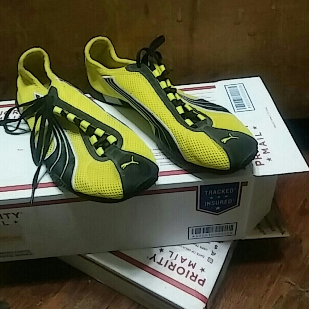 Men's Size 12 Lightweight Puma running sneakers!